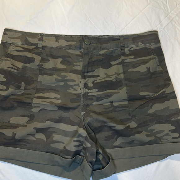 Sanctuary Pants - Social Standard by Sanctuary Camo Green Women's  XXL Shorts